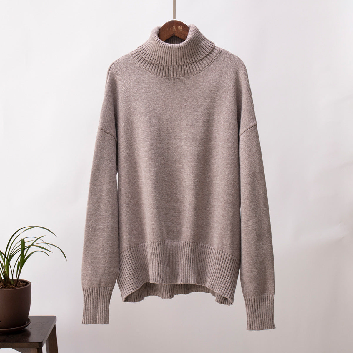 Pull col roulé uni féminin, à la mode et tout assorti.