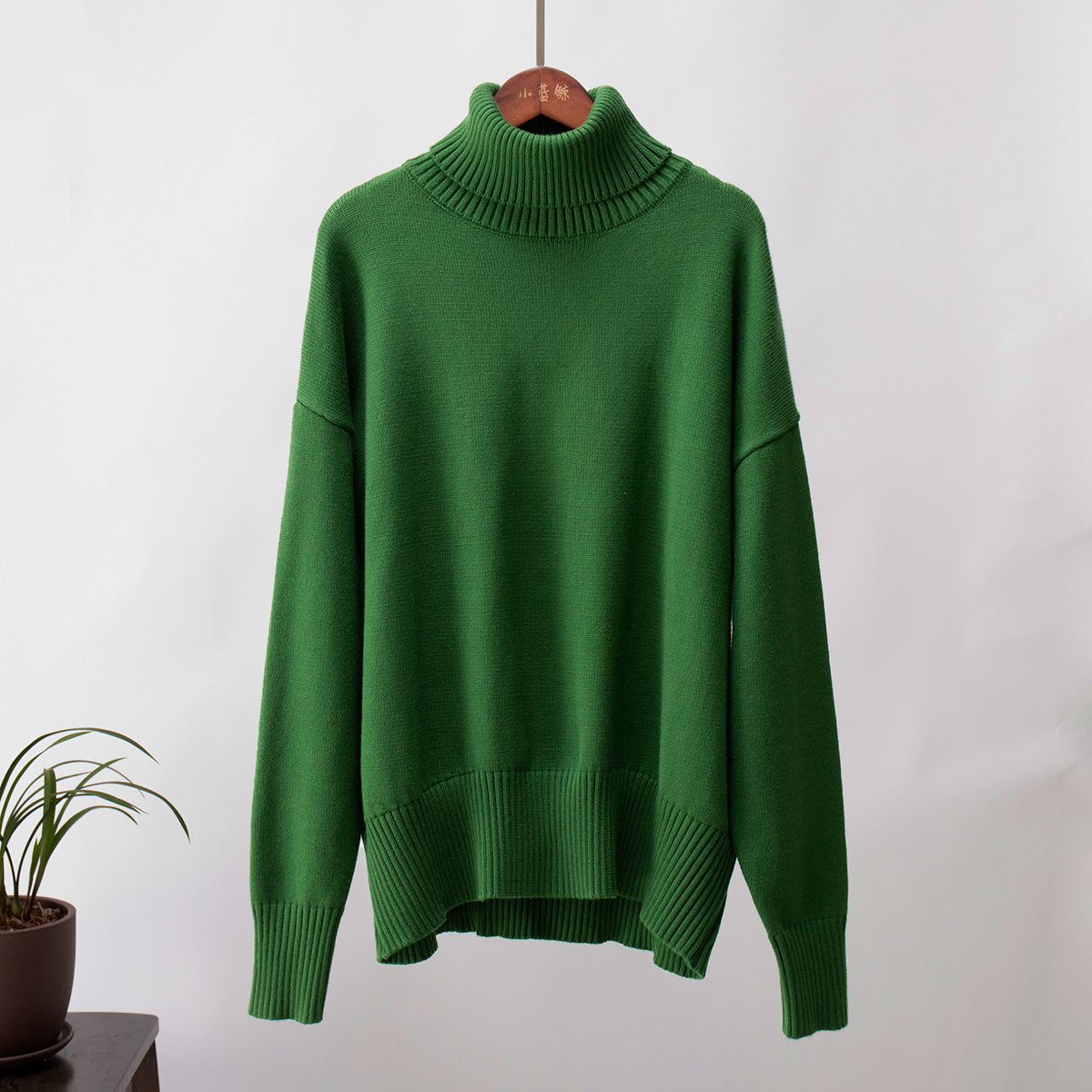 Pull col roulé uni féminin, à la mode et tout assorti.