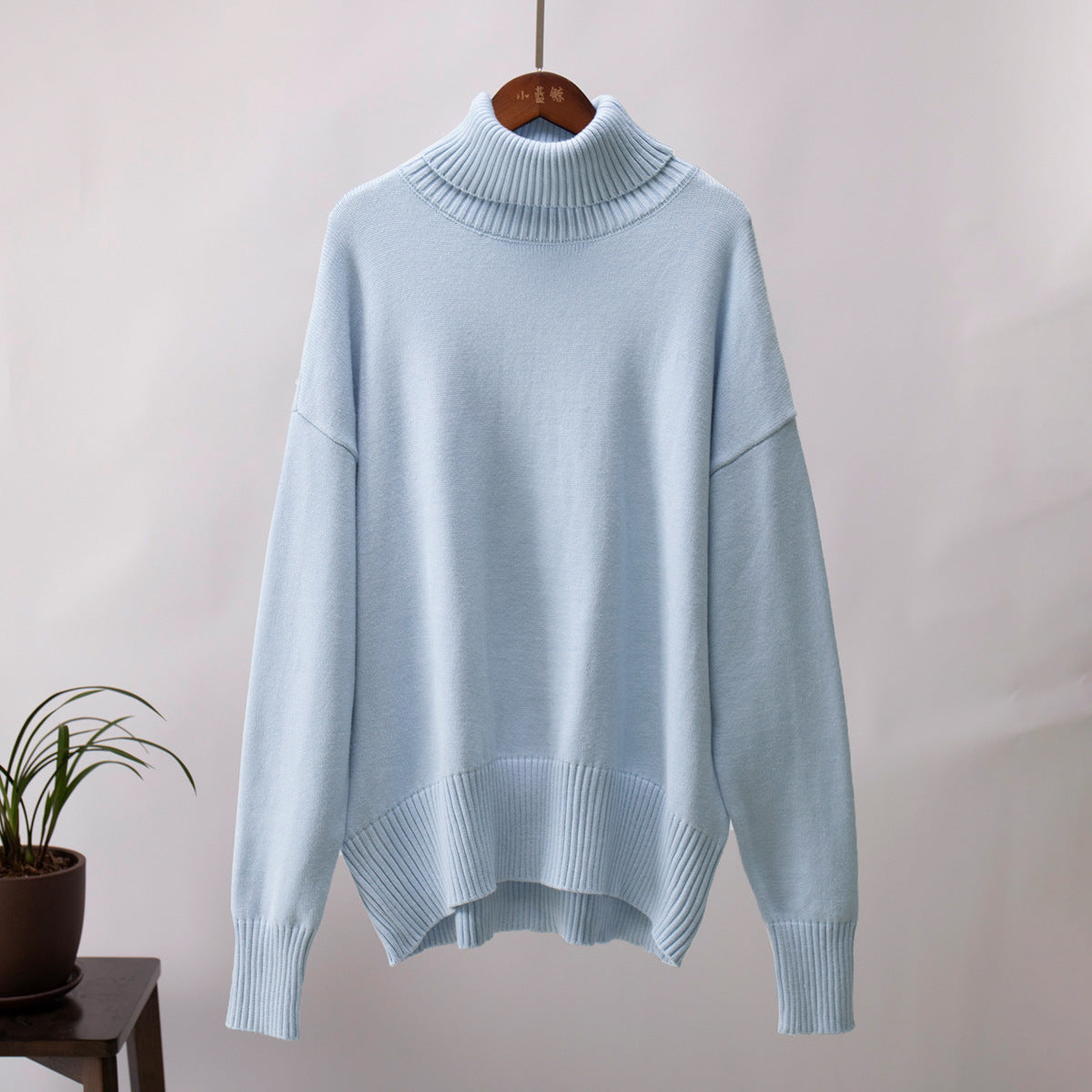 Pull col roulé uni féminin, à la mode et tout assorti.